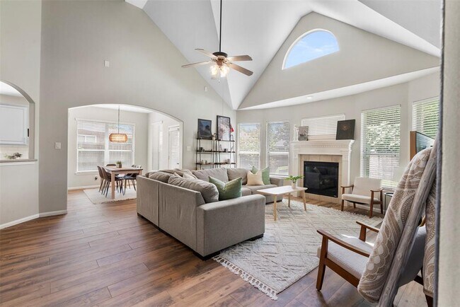 Building Photo - 1318 Wealden Forest Dr