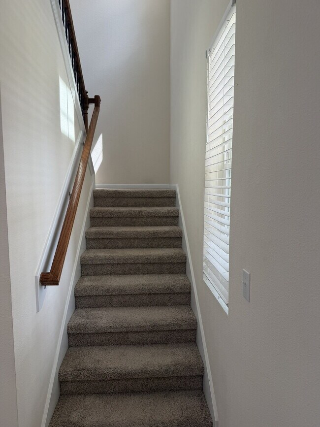 Building Photo - For Rent- Beautiful Home with 4 Bed, 2.5 Bath, PLUS a loft in Northside Jacksonville!