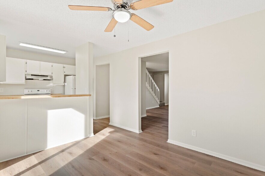 Building Photo - Upgraded 3-Bed Townhome Just Minutes from ...