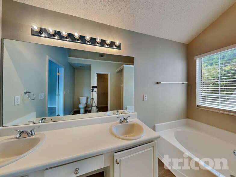 Building Photo - 4151 Ravenwood Ct