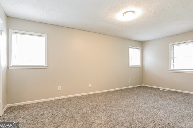 Building Photo - 1563 Cardinal Rd