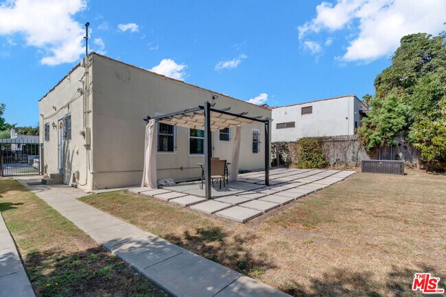 Building Photo - 736 N Poinsettia Pl