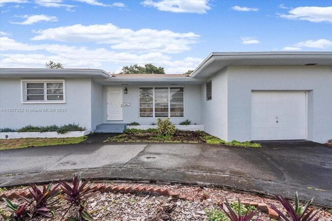 Building Photo - 1060 NE 166th St