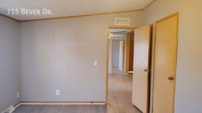 Building Photo - 715 W Bever Dr