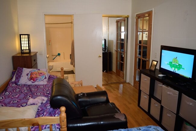 Building Photo - Oxnard Condominium 1 Bedroom 1 Bathroom pr...