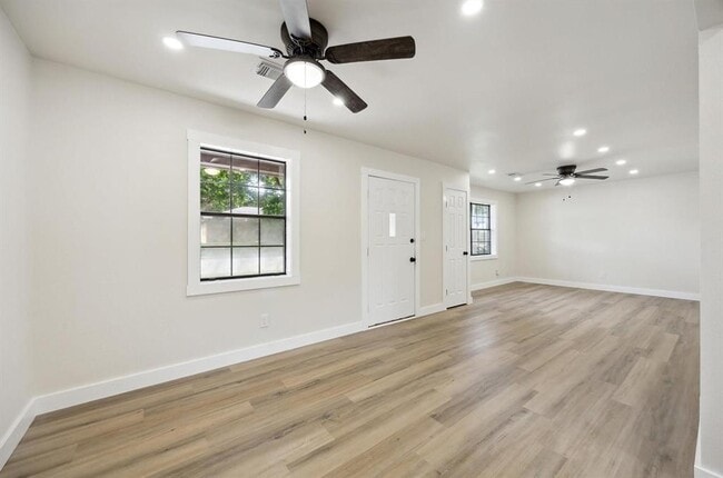 Building Photo - 1201 E Alamo St