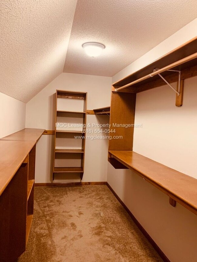 Building Photo - Spacious Raymore Townhome in Prime Remington Village Location