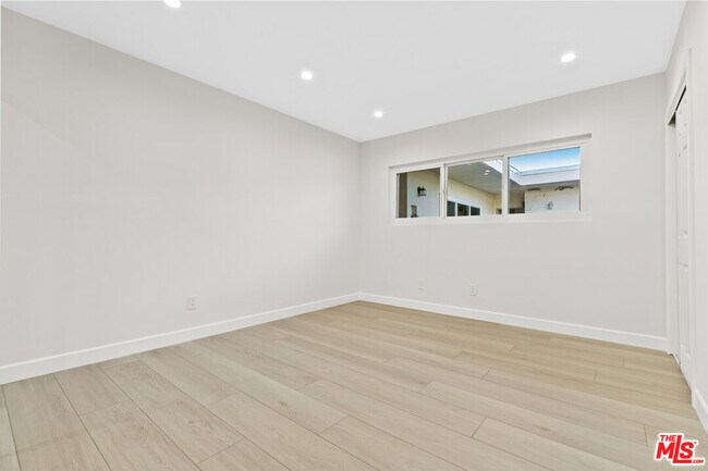 Building Photo - 330 E Dryden St