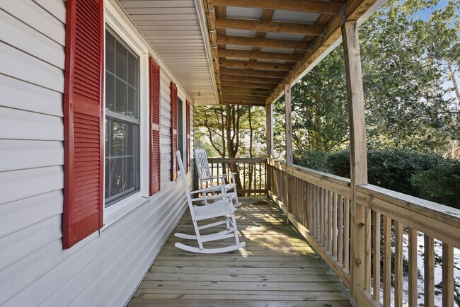 Building Photo - 3 bed, 1 bath.  Pet Friendly New remodel