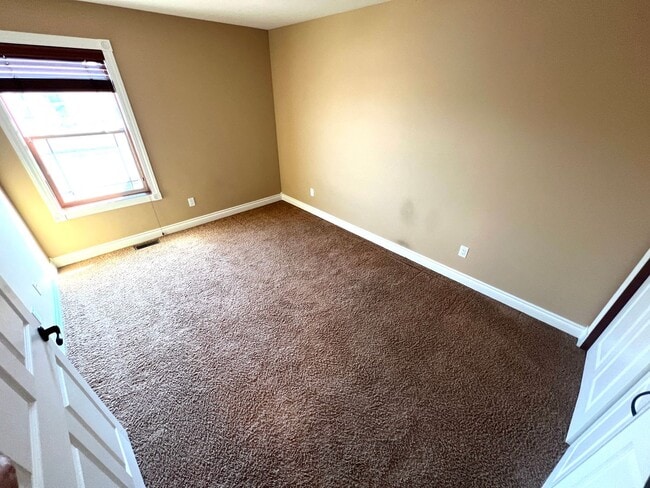Building Photo - Beautiful 3 Bed 2.5 Bath Town House With A...