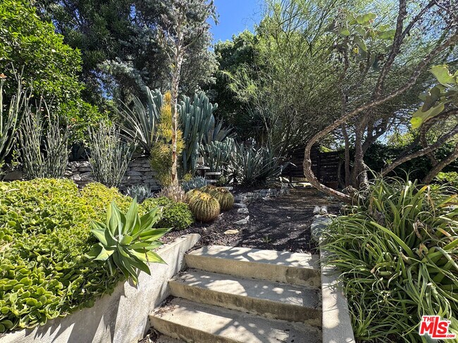 Building Photo - 3050 Knob Dr