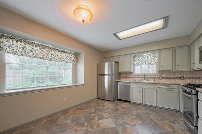 Building Photo - 2027 Briar Ridge Dr