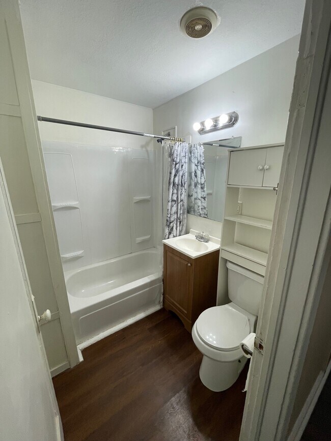 Building Photo - 427 W 10th St