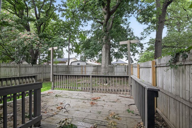 Building Photo - Available 3 Bedroom 1.5 bath Townhouse in Fredericksburg, Stafford County