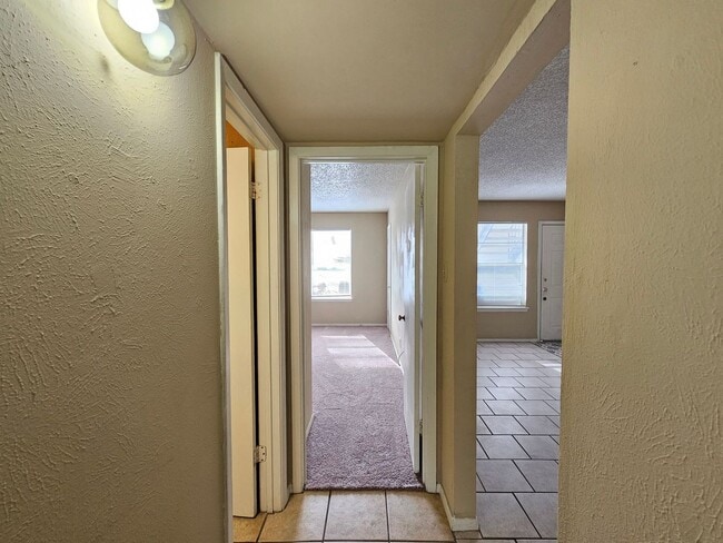 Building Photo - RENT SPECIAL - AVAILABLE NOW!