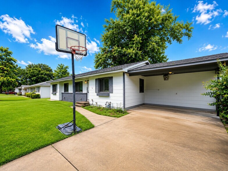 Building Photo - 213 Oak Park Dr