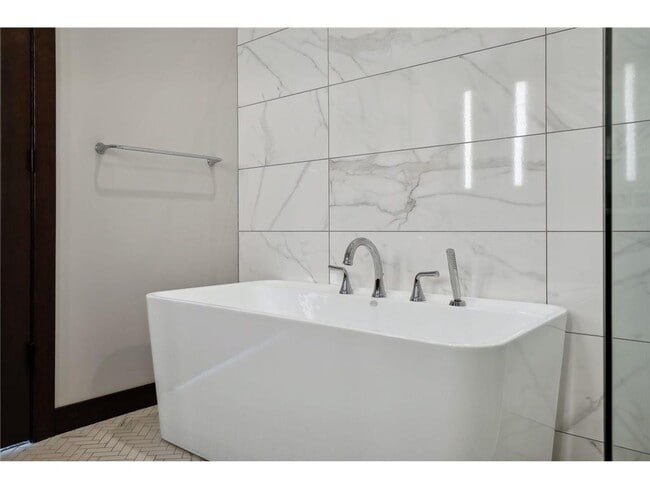 Building Photo - 253 Lake St E