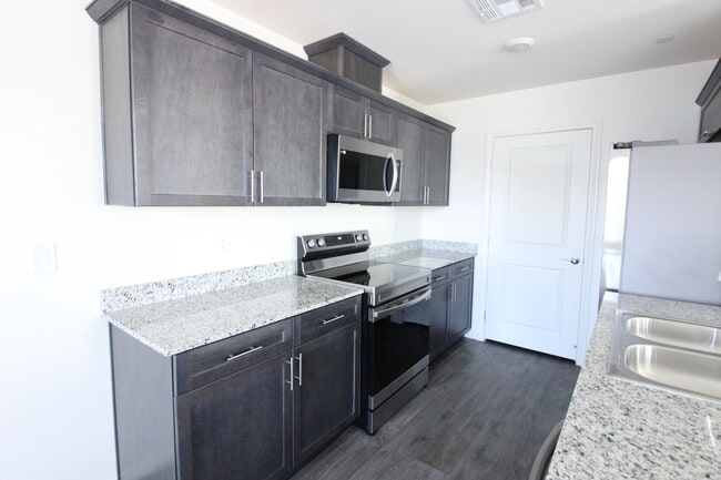 Building Photo - THREE BEDROOMS ALL WITH PRIVATE BATHROOMS