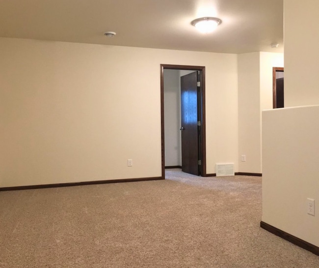 Building Photo - 3 Bed 2 Bath Twin Home