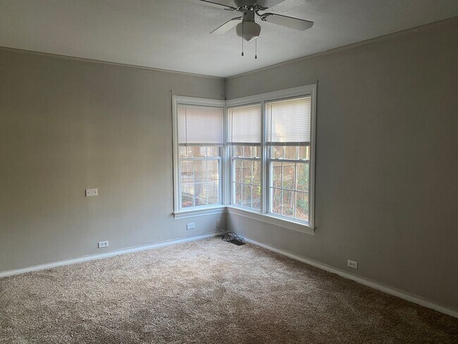 Building Photo - 3/2/2 in Convenient Denison Location