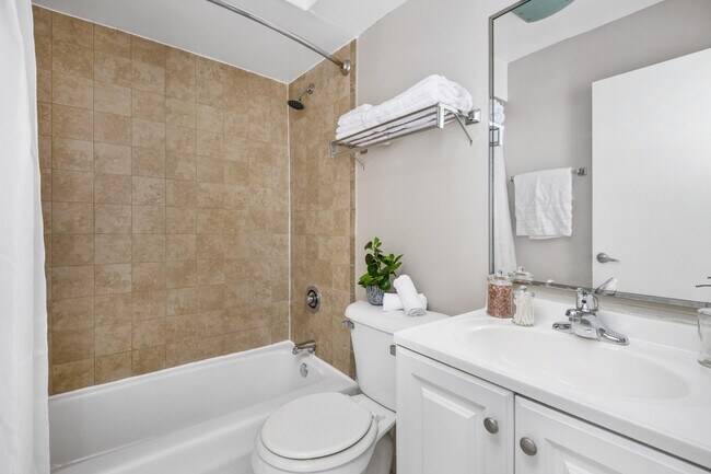 Building Photo - Reside on Roscoe