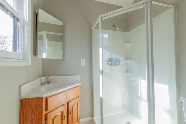 Building Photo - Amazing 3 bed 2.5 bath single family house...