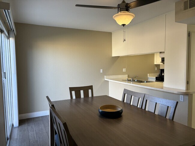 Building Photo - 2-Story, 2-Bedroom, Furnished/Unfurnished Condo For Rent