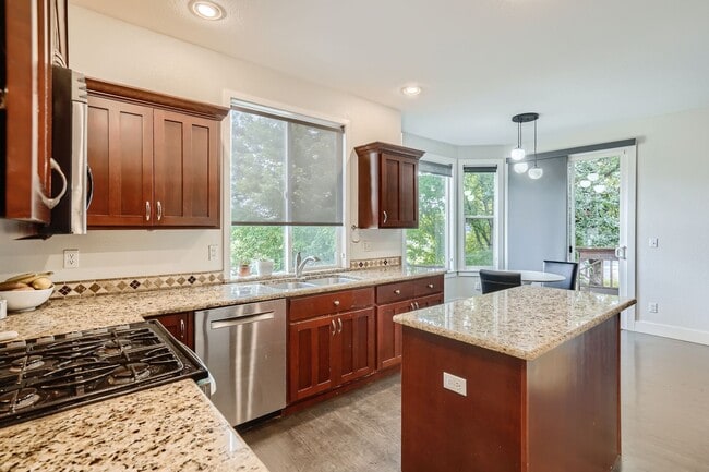 Building Photo - Beautiful Waneka Landing 5 bed/4 bath Home...