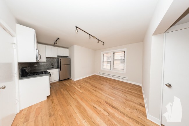 Primary Photo - 2420 N Kedzie-B01