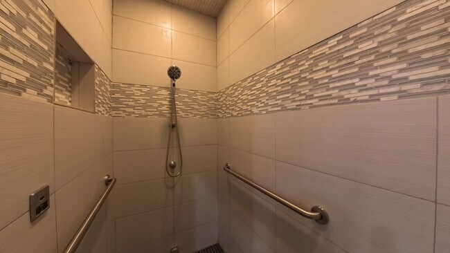 Building Photo - 6892 Baudelaire