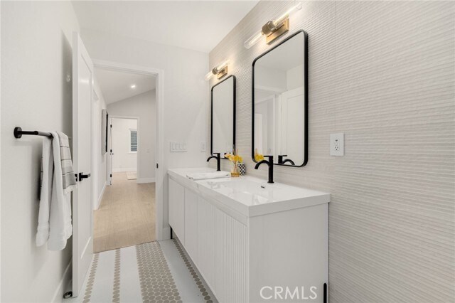 Building Photo - 24362 Via Santa Clara