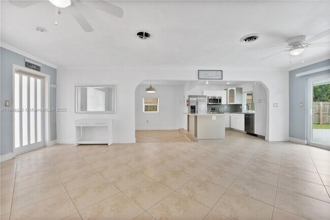 Building Photo - 2441 Tarpon Dr