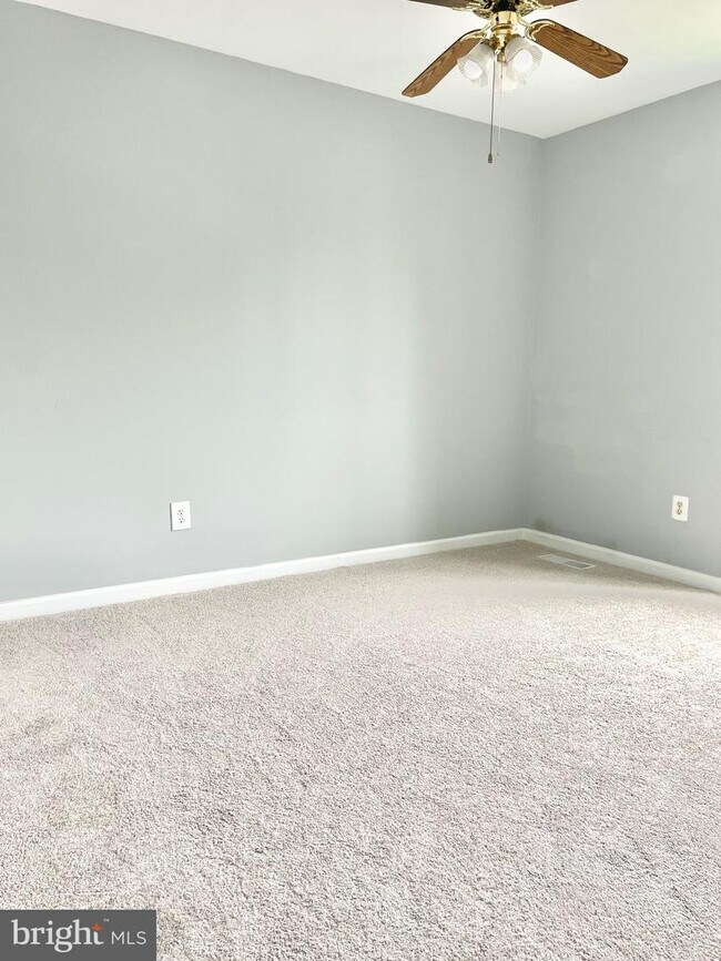 Building Photo - 1009 Kings Ct