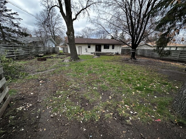 Building Photo - 3 Bedrooms, 2 Bathrooms Single Family Home...