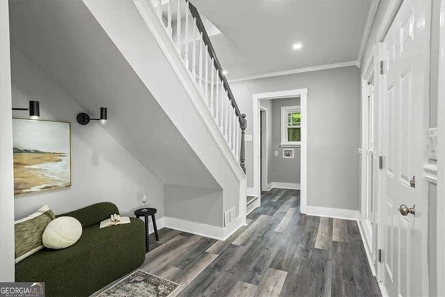 Building Photo - 724 Cowan Rd SE