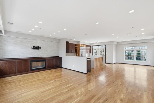 Building Photo - This exceptional West Market location is just steps from Reston Town Center, offering convenient ...