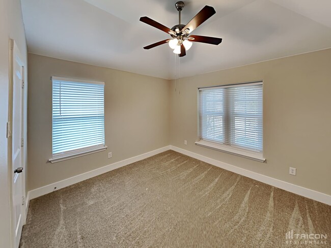 Building Photo - 2021 Bay Laurel Dr
