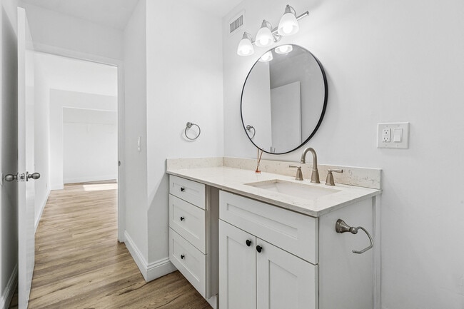 Building Photo - 7536 Courtyard Run E