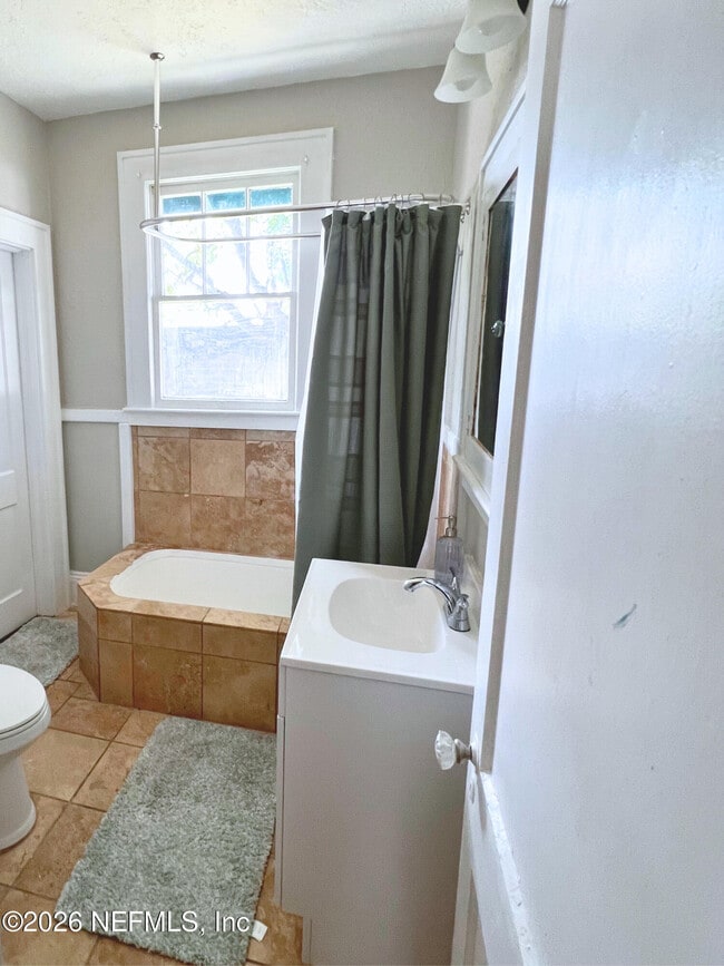 Building Photo - 226 E 15th St