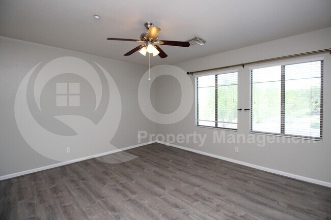 Building Photo - 955 E Knox Rd