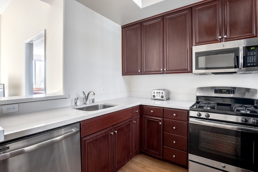 Building Photo - 2225 S Beverly Glen Blvd