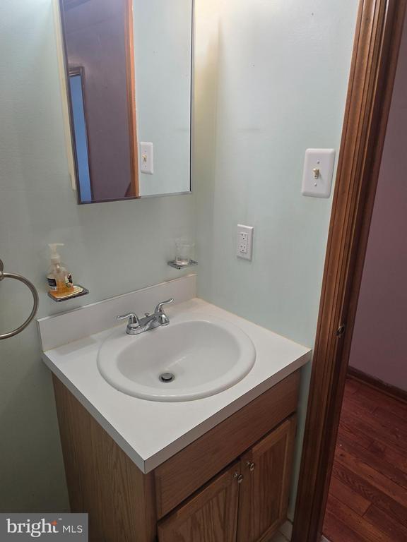 Building Photo - 524 Longshore Ave