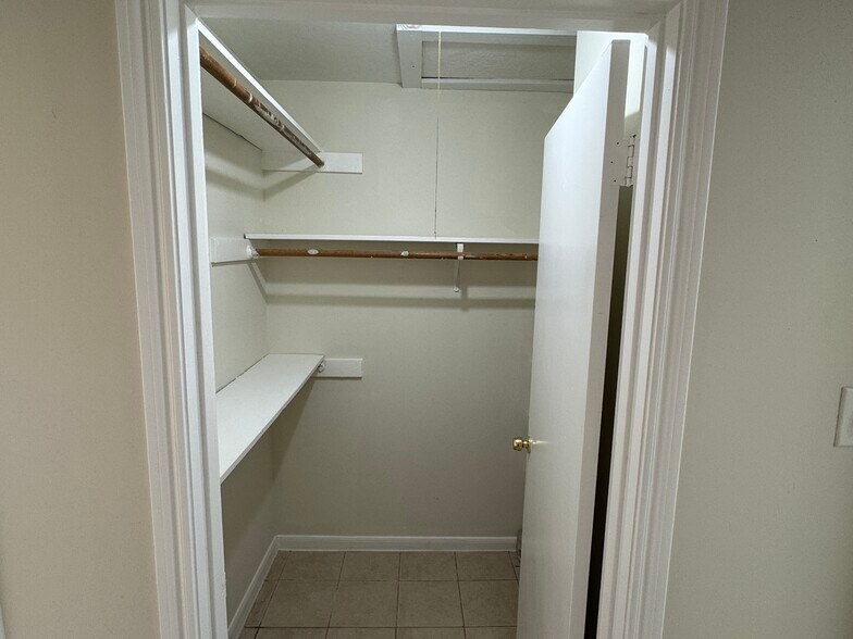 Building Photo - 8915 Emnora Ln