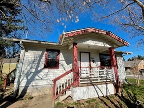 Building Photo - Cute Bungalow in Piedmont with Huge Yard, ...