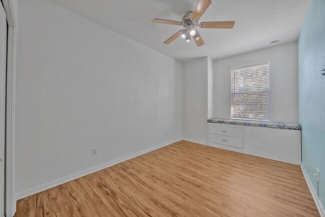 Building Photo - 10414 Tulip Field Way