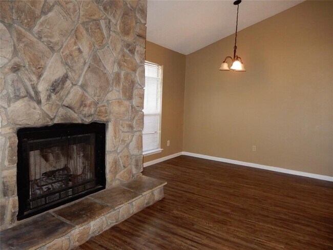 Building Photo - 17401 Red Oak Dr