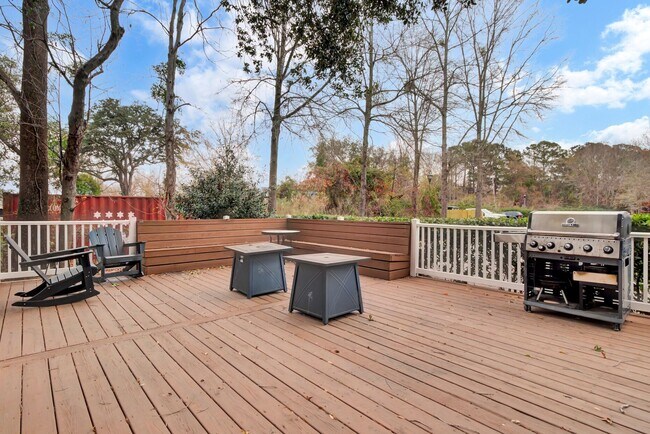 Building Photo - FIRST MONTH FREE- 1BD/1BA Apt- Recently Re...