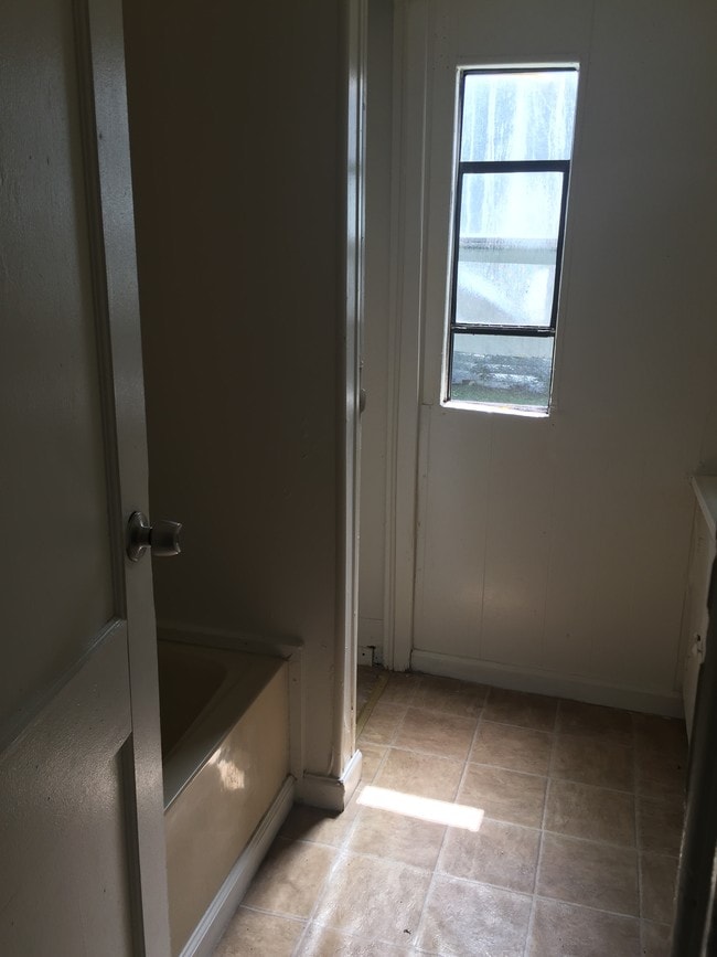 Building Photo - 1325 N Franklin St