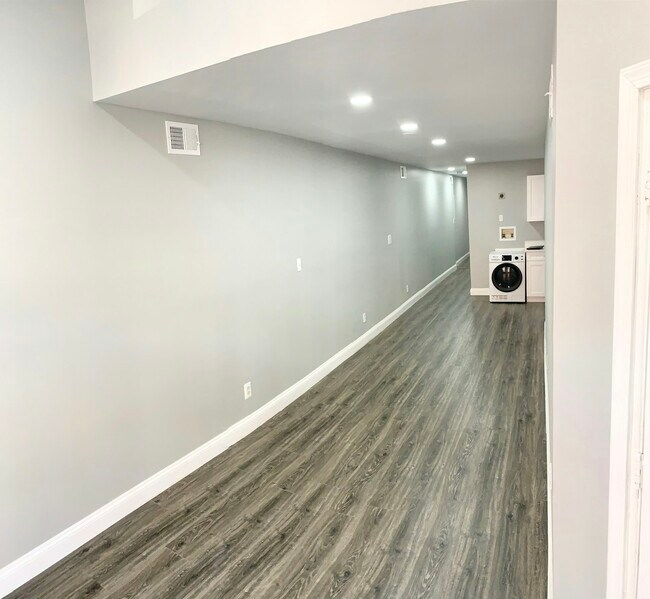 Building Photo - 823 Newington Ave