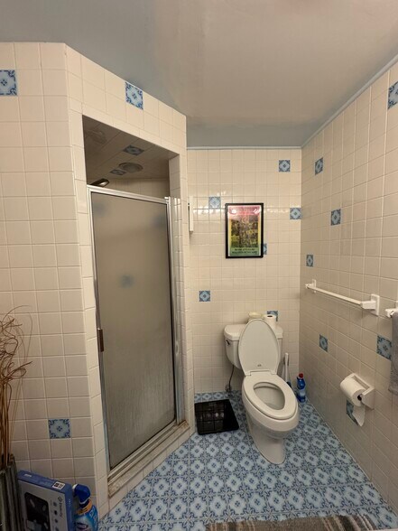 Master bed 1st floor bathroom - 130 Chews Landing Rd